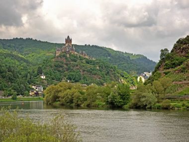 Manzara Moselle Valley ile Reichsburg Cochem castle