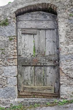 Eski ahşap kapı bir taş duvar inşa
