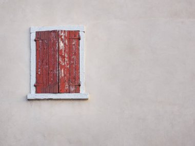 Kırmızı bir pencere Panjur bir ışık ile pencere ev boyalı