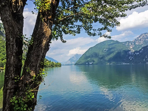 Göl Idro Görünümünü Ağaç Planda Talya — Stok fotoğraf