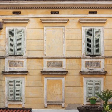 Hırvatistan'da sarı eski bir binanın yakın çekim