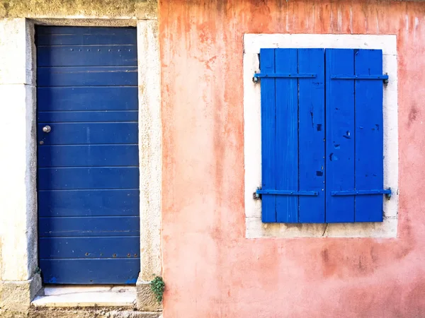 Старое Розовое Здание Голубой Дверью Голубыми Ставнями — стоковое фото