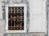 ablak ornated vas rúd egy fehér épületben Horvátországban
