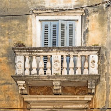 Zadar 'da eski bir Hırvat binasının balkonu