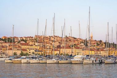 Mali Losinj, Island Losinj, Hırvatistan, Cityscape onun liman ile