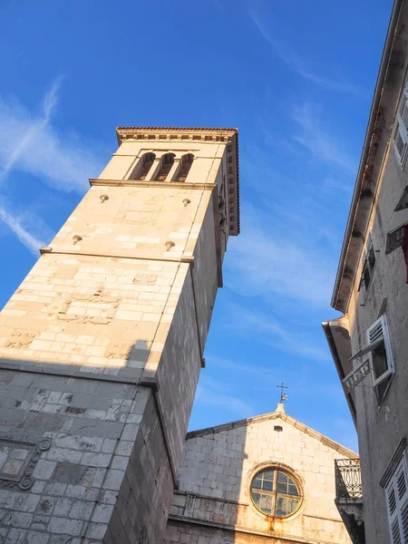 ツレス島 クロアチアの旧市街で雪の聖母教区教会 — ストック写真