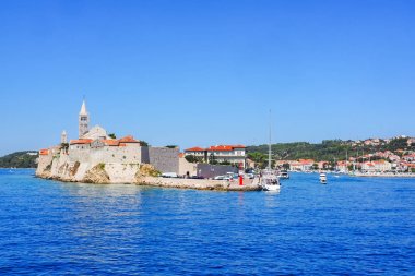 Cityscape şehrin Rab, Hırvatistan, denizden gördüm