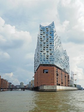 Hamburg, Almanya - 09 / 08 / 2019: Konser salonu Elbe Filarmoni Salonu ile Hamburg Şehri
