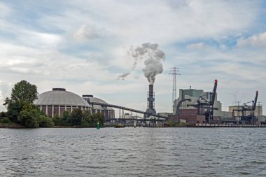 Hamburg, Almanya - 09 / 08 / 2019: Avrupa Enerji şirketi Vattenfall tarafından işletilen birleştirme tesisi Moorburg