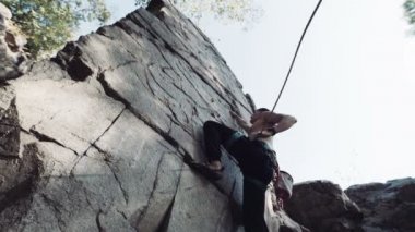 Adam cliffed rock ipini üzerinde
