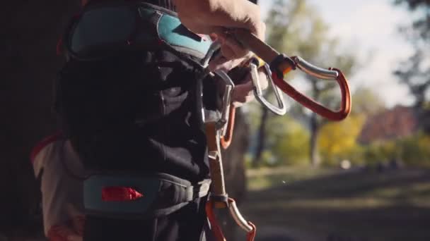 Alpinista irreconhecível usando mosquetões — Vídeo de Stock