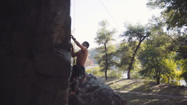Fuerte escalador en topless se rompe — Vídeos de Stock
