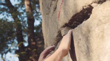 Tırmanma adam uçurumun