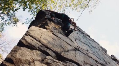 Adam cliffed rock ipini üzerinde