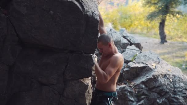 Man klättrar på cliffed rock belay — Stockvideo