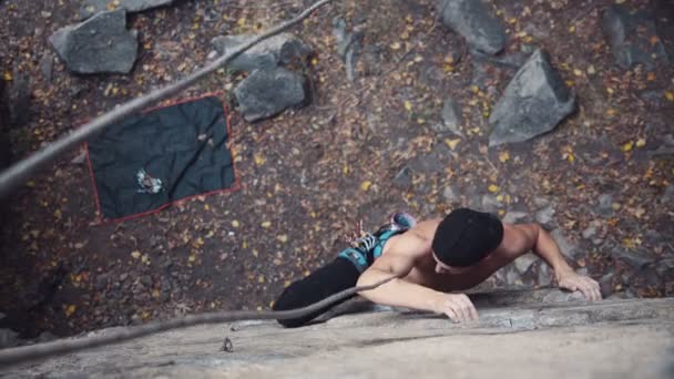 Silné topless horolezec štěpí — Stock video