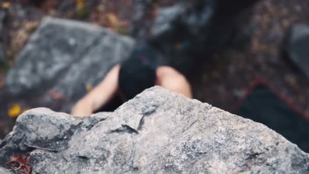 Чоловік сходження на скелясте скелясте узбережжя — стокове відео