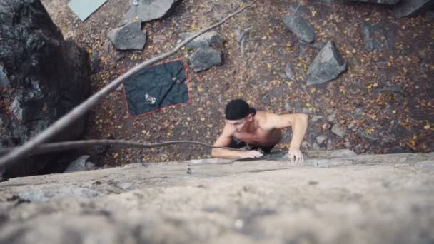 Ung man i cap klättra väggen i park — Stockvideo
