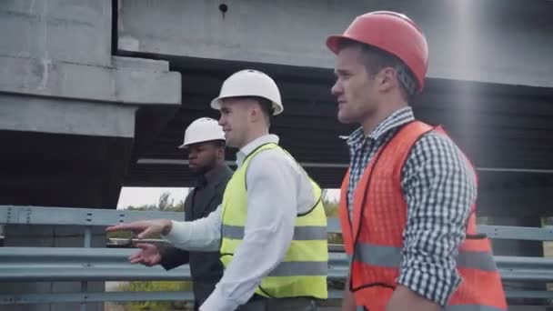Architekten gehen auf der Brücke voran — Stockvideo
