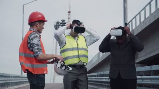 Arquitectos discutiendo proyecto en auriculares de realidad virtual — Vídeos de Stock