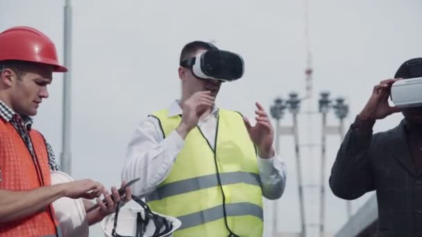 Arquitectos discutiendo proyecto en auriculares de realidad virtual — Vídeos de Stock