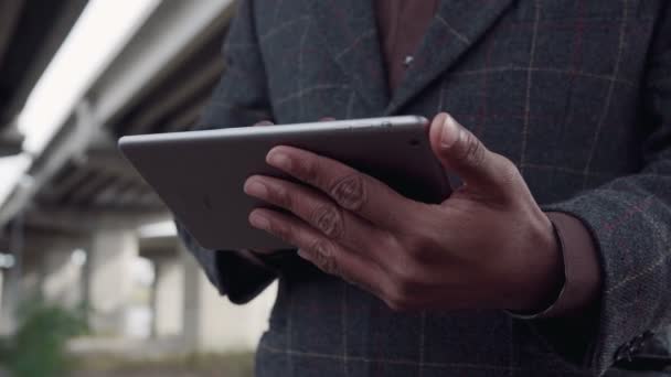 Homem africano irreconhecível usando computador tablet — Vídeo de Stock