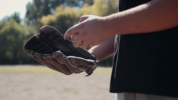 Бейсболист бросает мяч в перчатку — стоковое видео