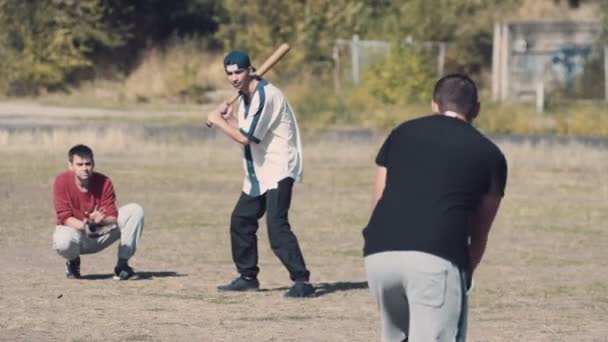Giovani uomini che giocano casual gioco di baseball — Video Stock