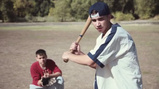 Κτύπημα μπροστά Catcher κατά παιχνίδι μπέιζμπολ — Αρχείο Βίντεο