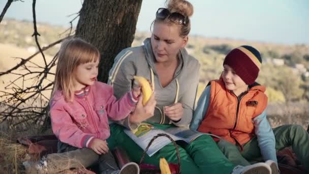 Madre sentada con sus hijos pequeños — Vídeos de Stock