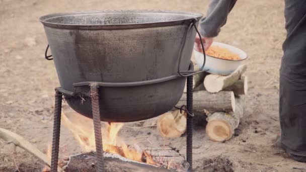 Cozinhar sopa com cordeiro em um caldeirão . — Vídeo de Stock