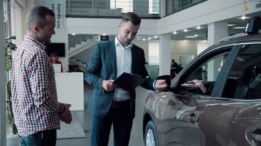 Satıcı müşteri ile bir sözleşme müzakere