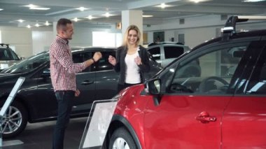 Yeni Show Room arabaya kadınla şaşırtıcı adam