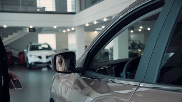 Менеджер по продажам дает клиенту ключи от автомобиля — стоковое видео