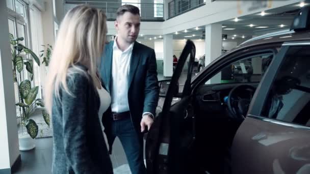 Säljare presentera en ny elbil till en kund — Stockvideo