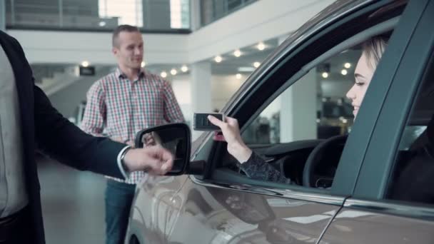 Менеджер по продажам дает клиенту ключи от автомобиля — стоковое видео