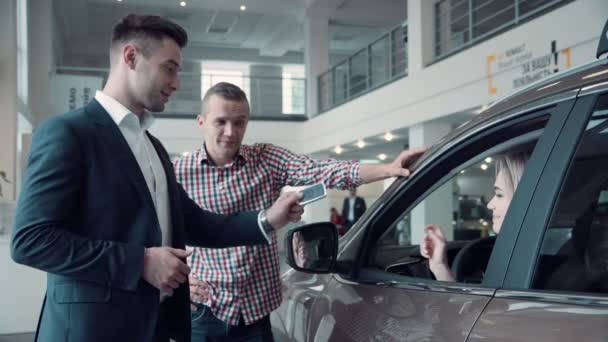 Verkaufsleiter übergibt dem Kunden die Autoschlüssel — Stockvideo