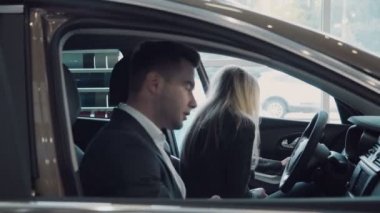 Satış müşteri ile arabaya alır