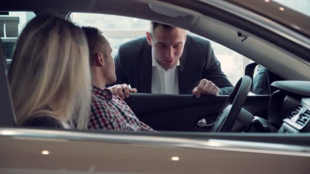 Vendedor hablando con los clientes en un coche — Vídeos de Stock
