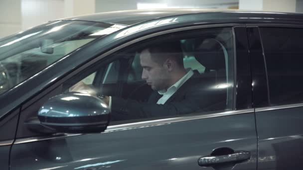 Zakenman op zoek interieur van de nieuwe auto — Stockvideo