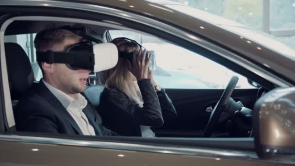 Mujer joven que va a una prueba de conducción en un coche nuevo usando VR — Vídeos de Stock
