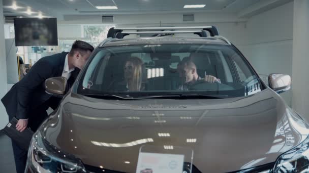 Homme et femme à l'intérieur de nouvelle automobile — Video