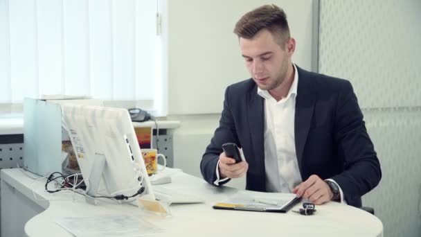 Yakışıklı işadamına telefonla kötü haber — Stok video