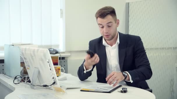 Hardwerkende zakenman heeft slecht nieuws — Stockvideo