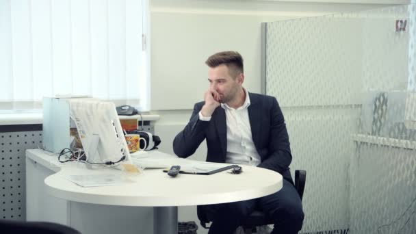 Empresario trabajador escribiendo en una computadora — Vídeos de Stock