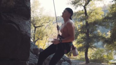 İpte asılı iken uçurumdan atlama dağcı