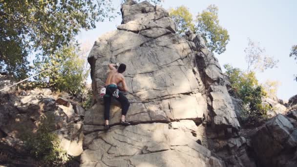 强壮的裸照登山者分解 — 图库视频影像