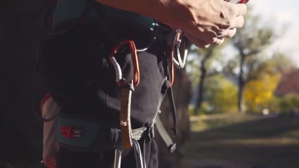 인식할 수 없는 산악인 carabiners 입고 — 비디오