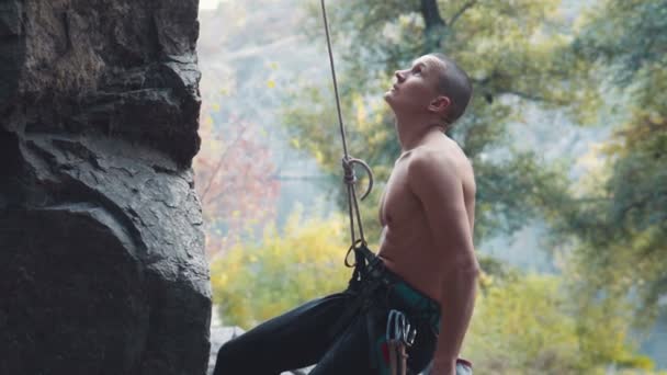 O alpinista sobe a rocha — Vídeo de Stock