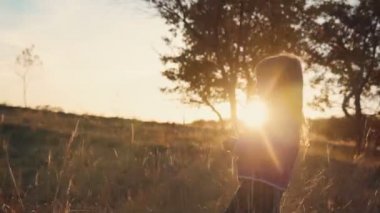 Küçük kız güneşe doğru paralel gidiyor